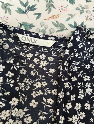 Vestido azul marino con flores blancas oficina