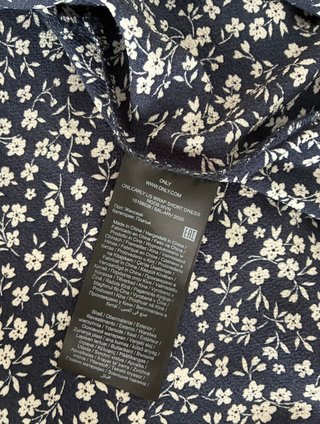 Vestido azul marino con flores blancas oficina