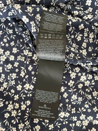 Vestido azul marino con flores blancas oficina