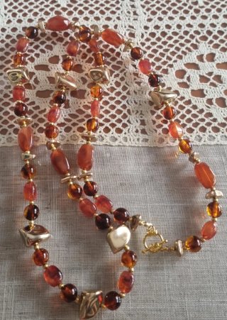 Collar largo hecho a mano ámbar y oro