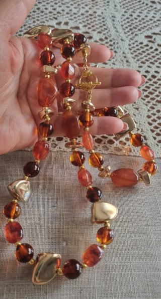 Collar largo hecho a mano ámbar y oro
