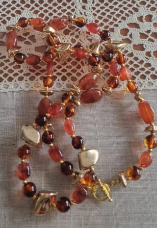 Collar largo hecho a mano ámbar y oro