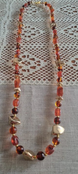 Collar largo hecho a mano ámbar y oro