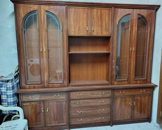Mueble de salón vitrina y cajones madera