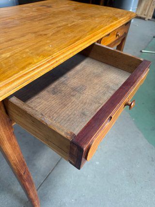 Mesa auxiliar vintage madera principios XX