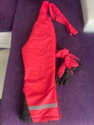 Pantalón de esquí rosa con guantes talla 5/6 años.