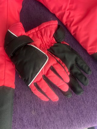 Pantalón de esquí rosa con guantes talla 5/6 años.