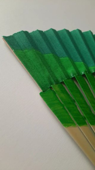 ABANICO VERDE PINTADO A MANO