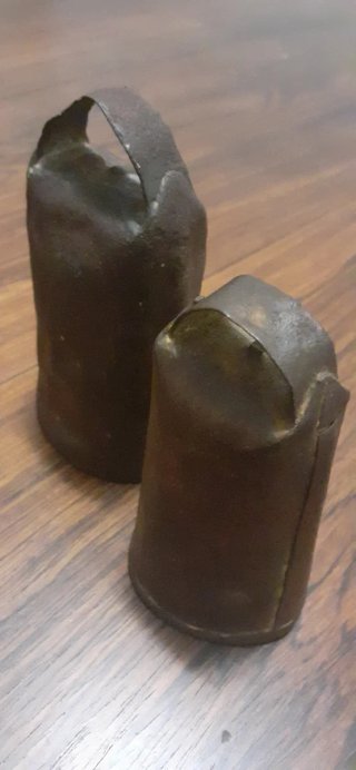 2 Antiche campane da fabbro con campanacci originali in legno