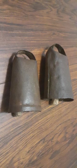 2 Antiche campane da fabbro con campanacci originali in legno