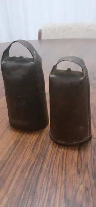 2 Antiche campane da fabbro con campanacci originali in legno