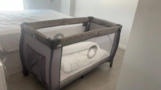 Cuna de viaje gris con cambiador