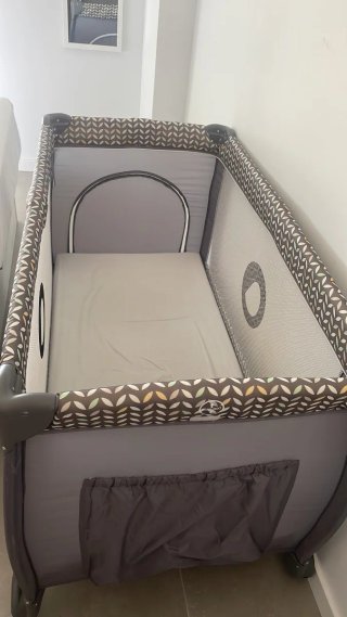 Cuna de viaje gris con cambiador