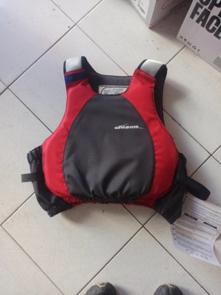 Chaleco salvavidas rojo y gris