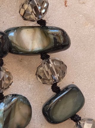 Collana perle nere e verdi