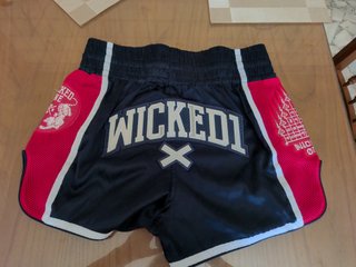 Pantalón Muay Thai Wicked1 Negro/Rojo