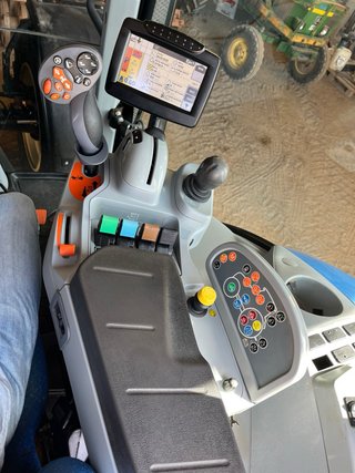 New Holland 7070 Autocommand Tractor