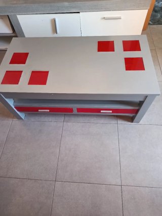 Mesa de centro gris y roja con cajones