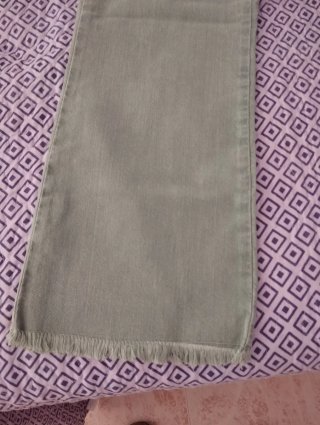 Pantalón verde campana deshilachado