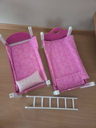 Litera para muñecas rosa y blanca
