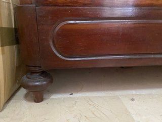Cajonera antigua madera y mármol