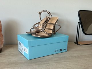 Zapatos de tacón Alma Blue talla 36 dorados