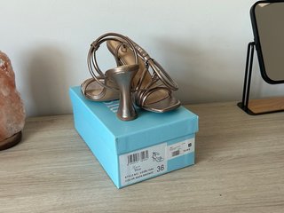 Zapatos de tacón Alma Blue talla 36 dorados