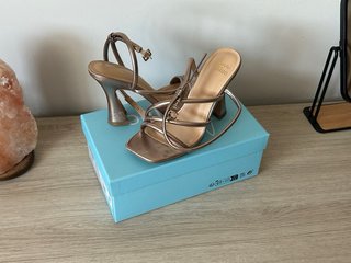 Zapatos de tacón Alma Blue talla 36 dorados