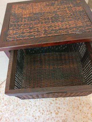 Mueble de madera y mimbre