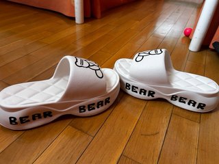 Chanclas blancas de plataforma con diseño de oso.