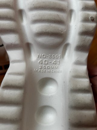 Chanclas blancas de plataforma con diseño de oso.