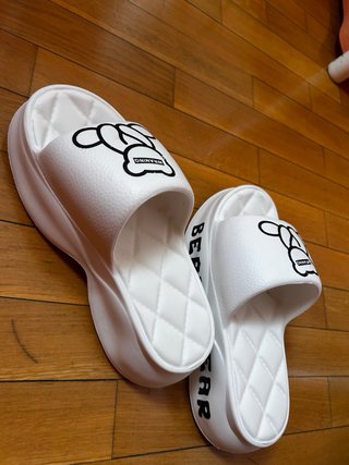 Chanclas blancas de plataforma con diseño de oso.