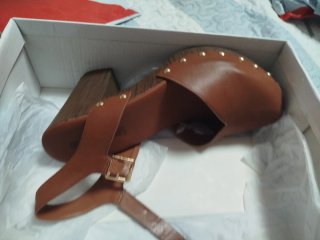 Sandalias de tacón con tachuelas