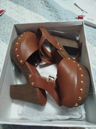 Sandalias de tacón con tachuelas