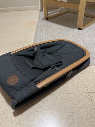 Mecedora de bebé con estructura de madera