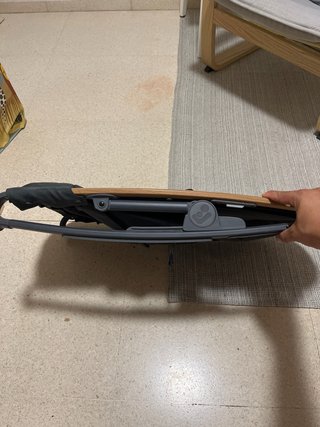 Mecedora de bebé con estructura de madera
