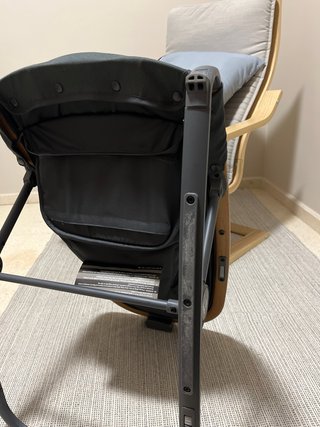 Mecedora de bebé con estructura de madera