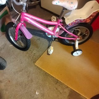 Bicicleta infantil rosa con ruedines