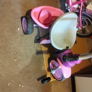Bicicleta infantil rosa con ruedines