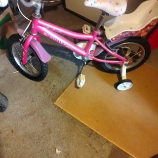 Bicicleta infantil rosa con ruedines