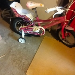 Bicicleta infantil rosa con ruedines