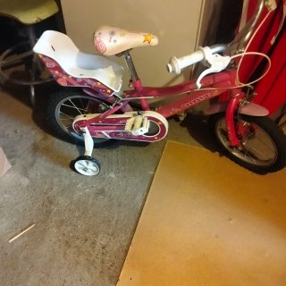 Bicicleta infantil rosa con ruedines