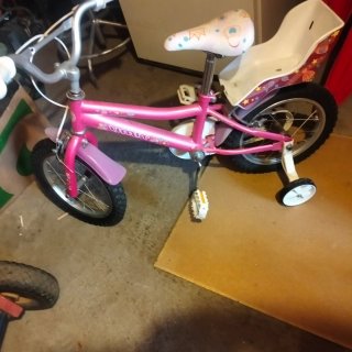 Bicicleta infantil rosa con ruedines
