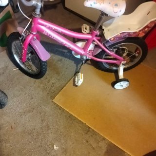 Bicicleta infantil rosa con ruedines