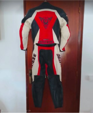 Mono de moto Dainese de mujer.
