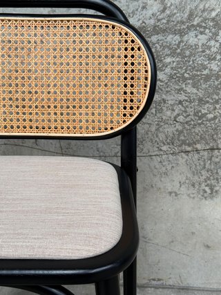 Sgabello Doriane da 65 cm, in legno massello di olmo con finitura laccata nera e seduta rivestita
