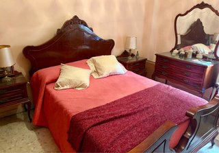 Dormitorio antiguo madera oscura