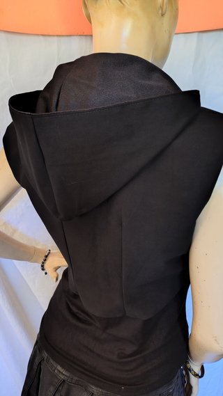 Bolero con cappuccio gotico