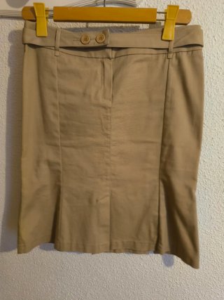 Falda beige con cinturón