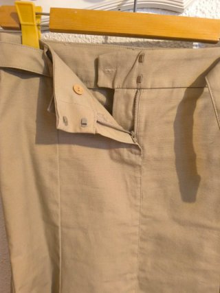 Falda beige con cinturón